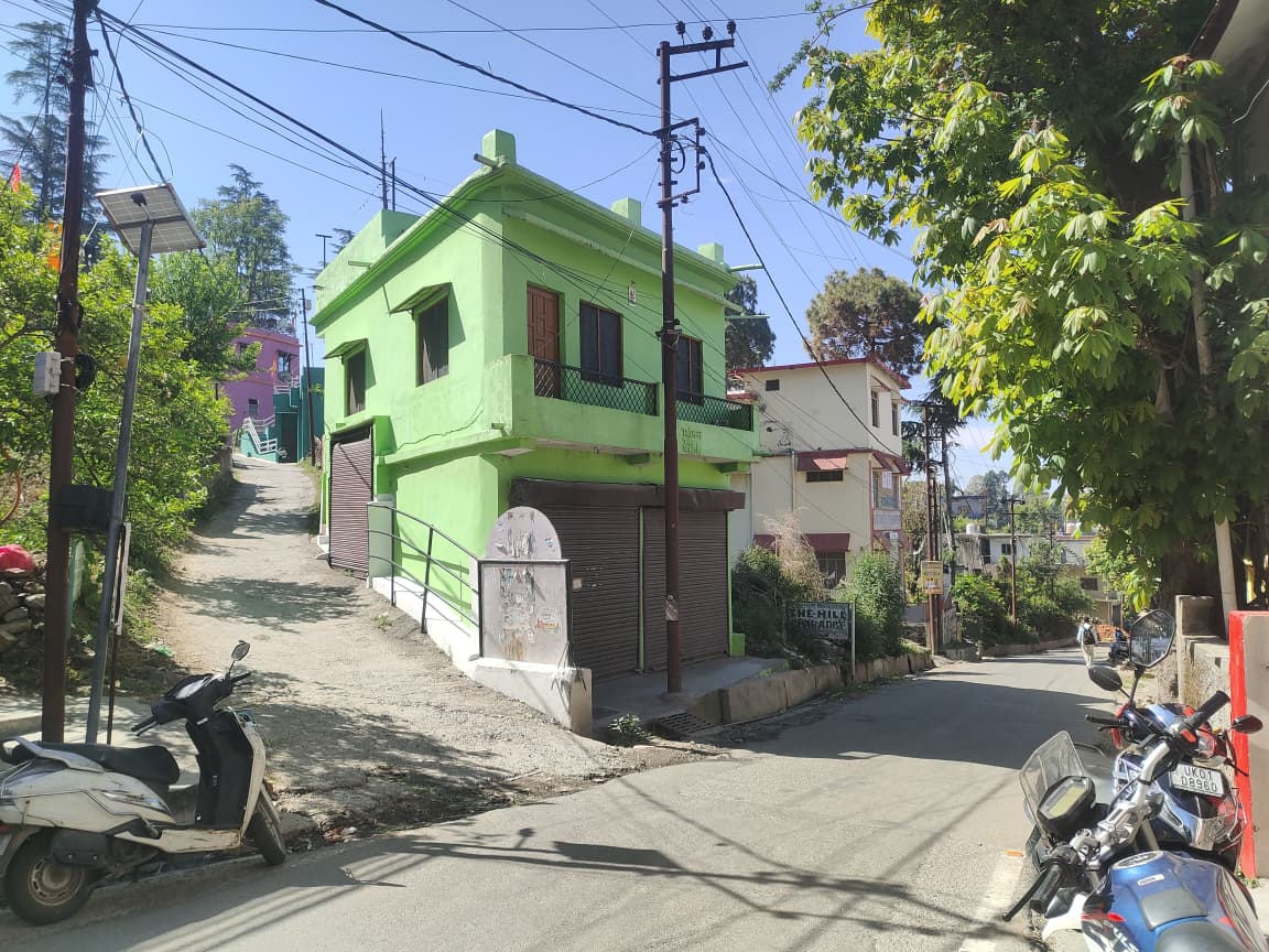 Approach to Malti Home Stay from the main road, Almora neighbourhood